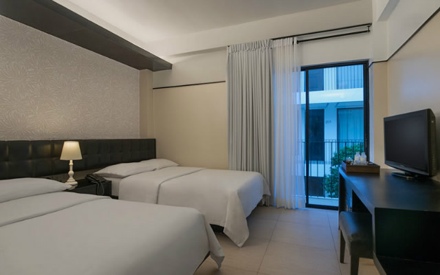 the-tides-hotel-boracay-rooms-essential-room-03.jpg